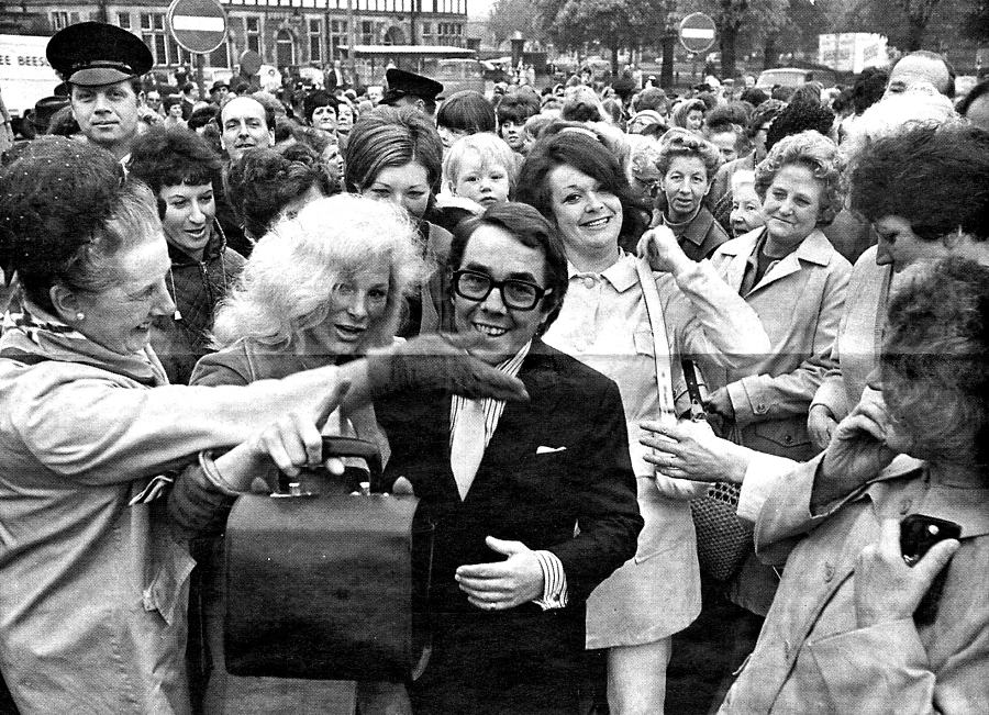 Ronnie Corbett opening One-Stop